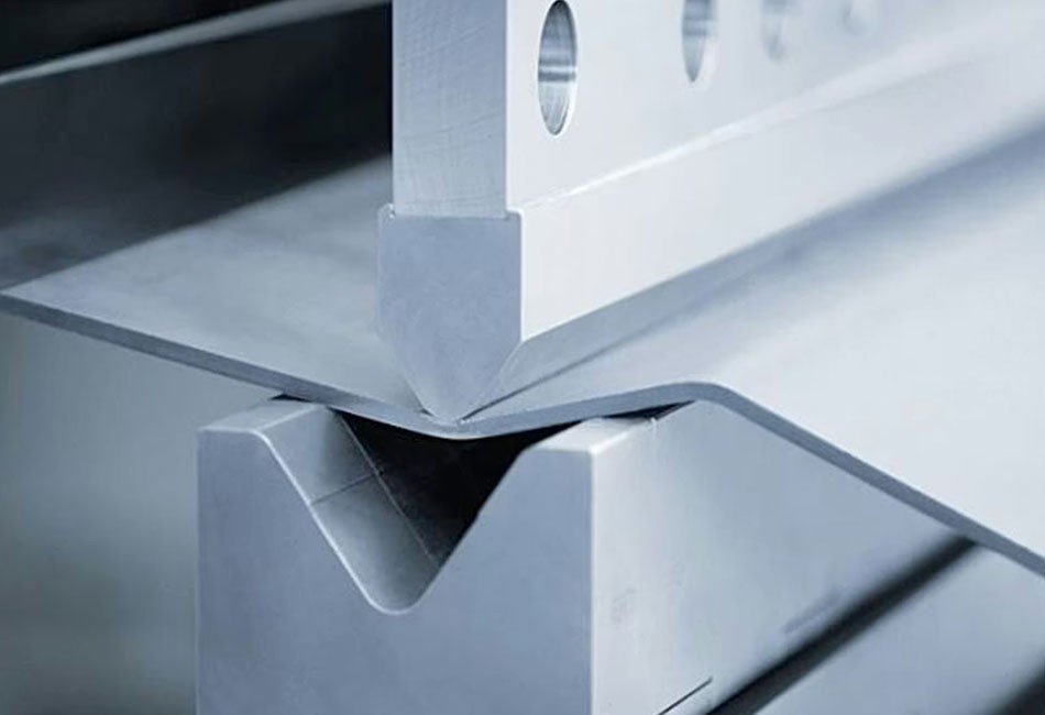 Hafifliği, korozyon direnci ve estetik görünümüyle modern sanayinin vazgeçilmezi olan alüminyum saclar, işlenirken özel bir dikkat gerektirir.